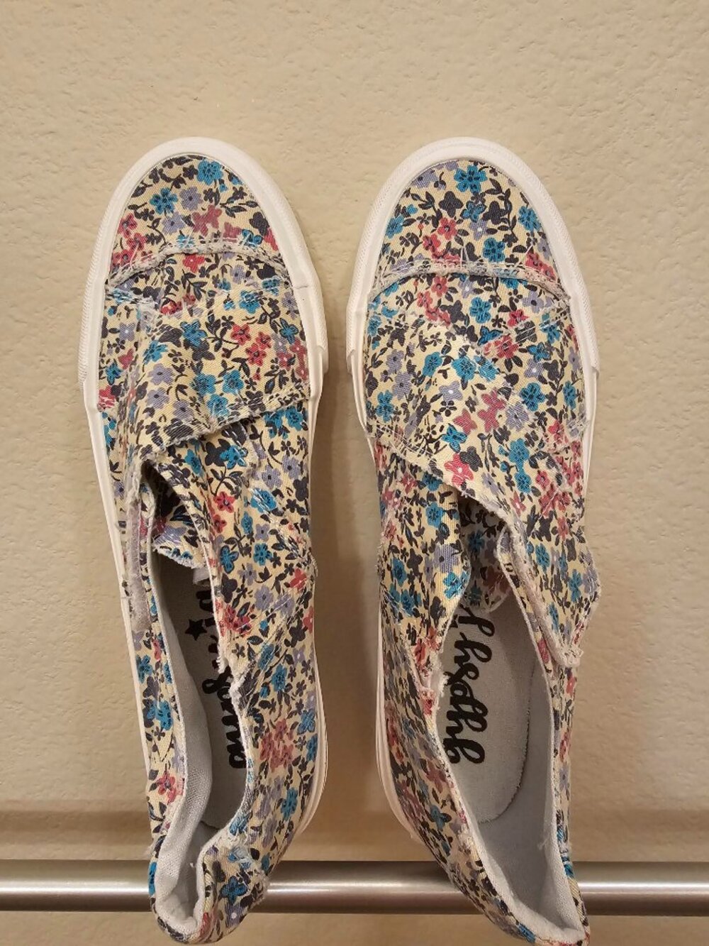NWOT Gypsy Jazz Size 9.5 Floral Sneakers w / Velcro Straps